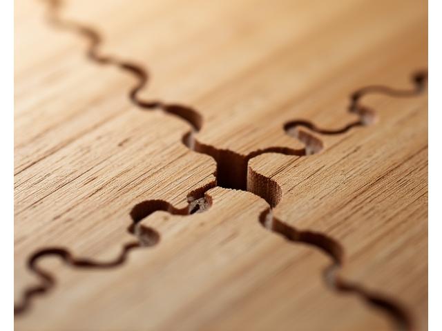 Close-up van een perfect in elkaar grijpende houtverbinding, symbool voor vakmanschap.